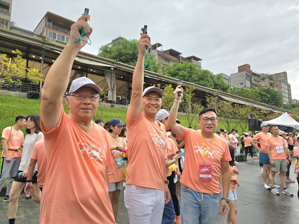 左起夏忠堅謝光哲 余奕錦 鳴槍