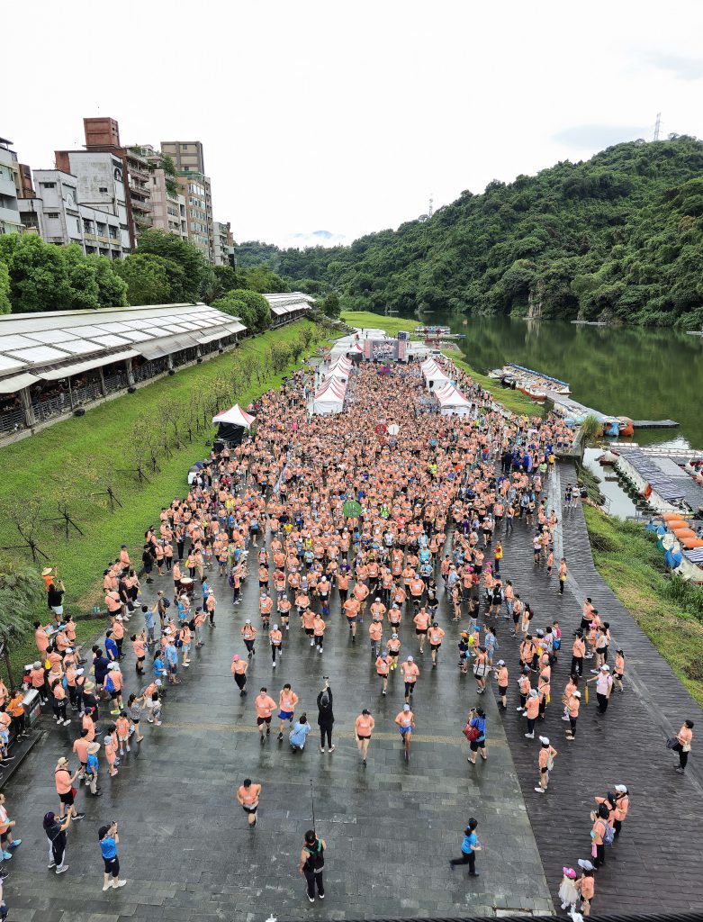 近3,000名跑者大雨中聚集 (2)